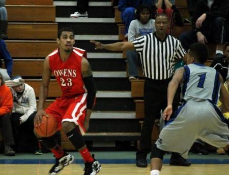 Joe Retic looks to control possession late in the win over Lakeland. The frosh point guard scored a game-high 26 points in the 71-69 win. Photo by Nicholas Huenefeld/Owens Sports Information